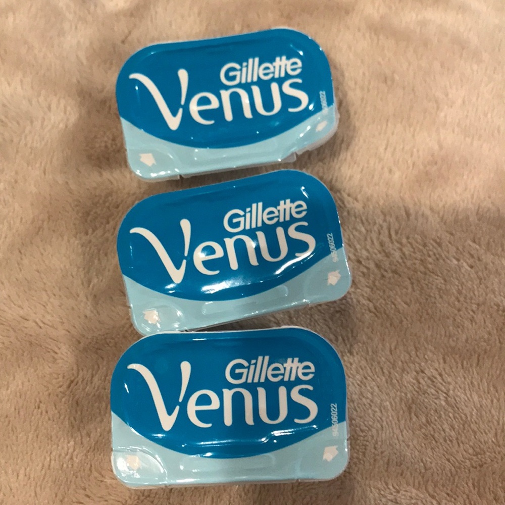 Triple blade Venus razor refills, unopened